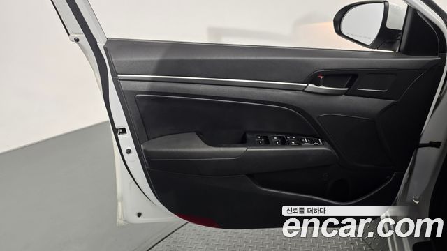 Hyundai AVANTE 2018 — photo 14