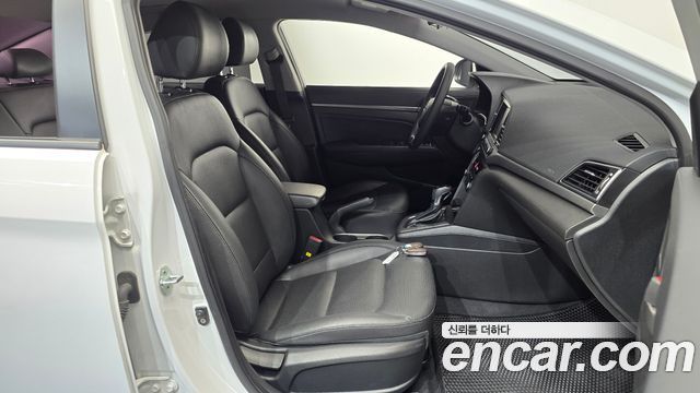 Hyundai AVANTE 2018 — photo 16
