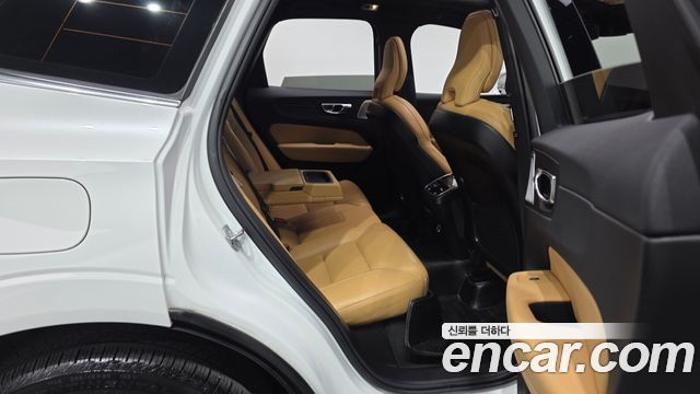 Volvo XC60 2020 — photo 17