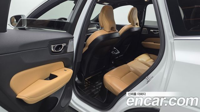 Volvo XC60 2020 — photo 18