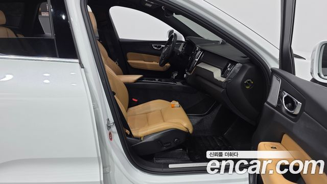 Volvo XC60 2020 — photo 16