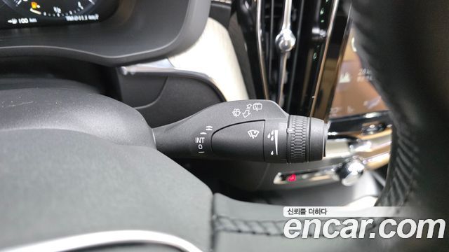 Volvo XC60 2020 — photo 30