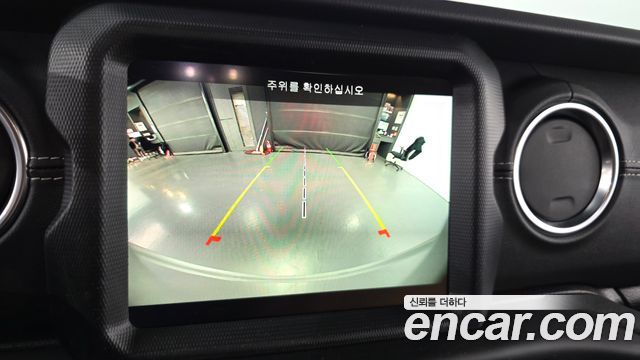 Jeep Wrangler 2023 — photo 22