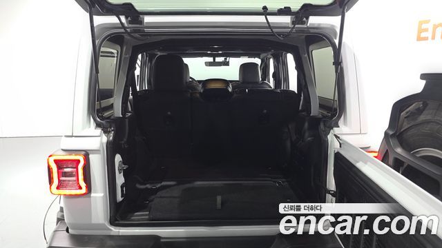Jeep Wrangler 2023 — photo 24