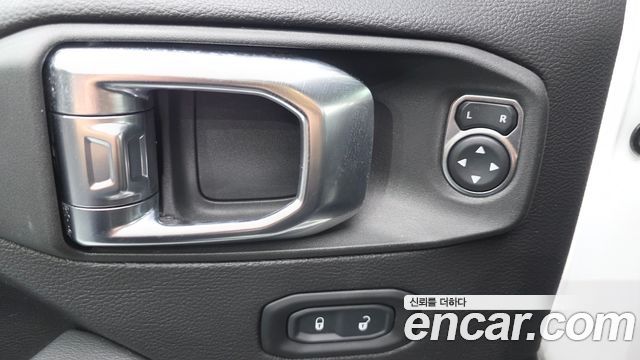Jeep Wrangler 2023 — photo 27