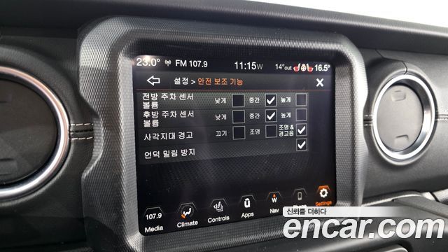Jeep Wrangler 2023 — photo 29