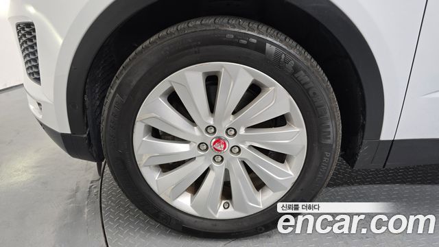 Jaguar E-PACE 2018 — photo 5