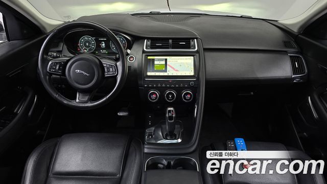 Jaguar E-PACE 2018 — photo 10