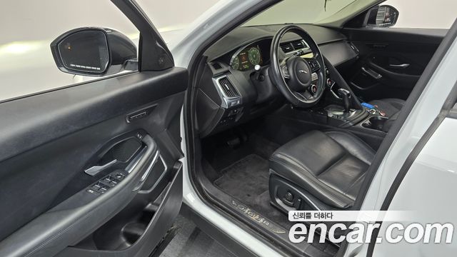 Jaguar E-PACE 2018 — photo 13