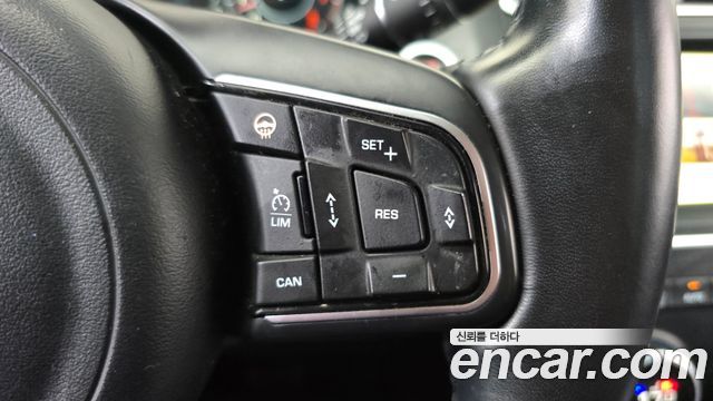 Jaguar E-PACE 2018 — photo 24