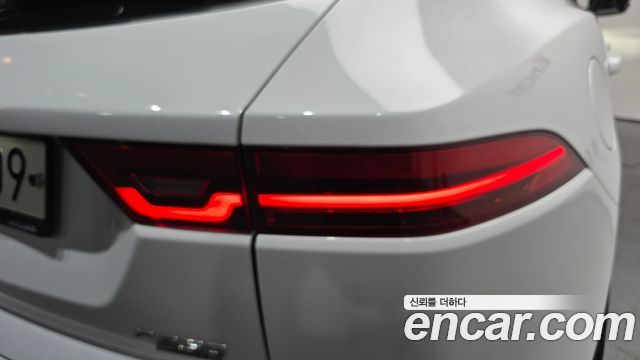 Jaguar E-PACE 2018 — photo 9