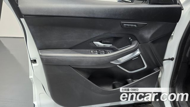 Jaguar E-PACE 2018 — photo 14