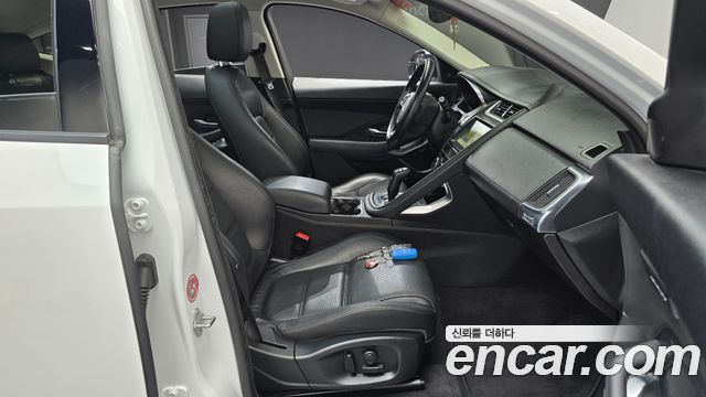 Jaguar E-PACE 2018 — photo 16