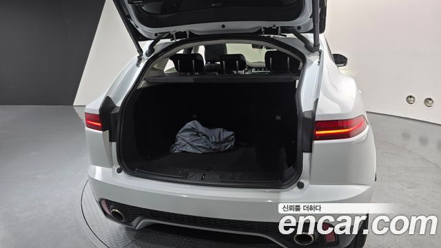 Jaguar E-PACE 2018 — photo 27
