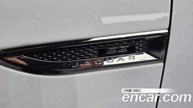 Jaguar E-PACE 2018 — photo 32
