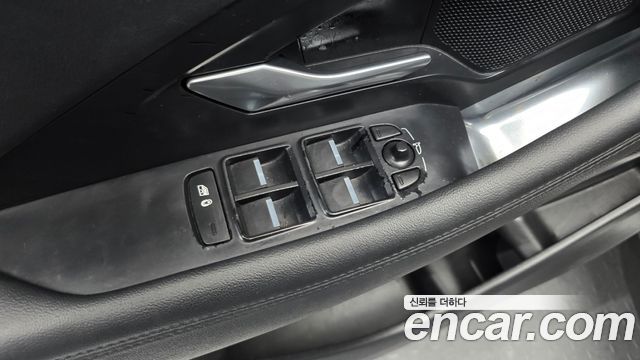 Jaguar E-PACE 2018 — photo 34