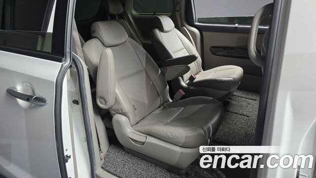Kia Canival 2015 — photo 17