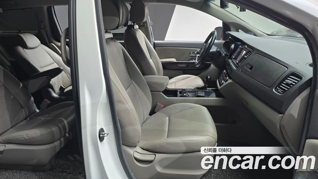 Kia Canival 2015 — photo 16