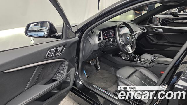 BMW 1-Series 2022 — photo 13