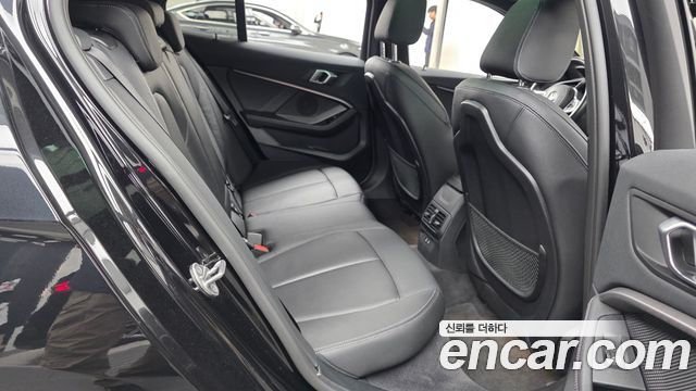 BMW 1-Series 2022 — photo 17