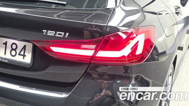 BMW 1-Series 2022 — photo 9