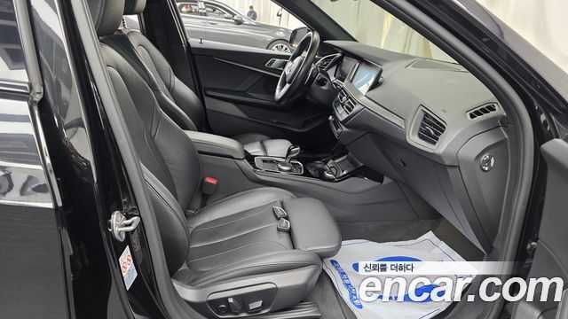 BMW 1-Series 2022 — photo 16
