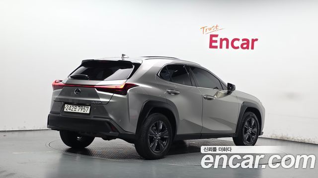 Lexus UX 2023 — photo 2