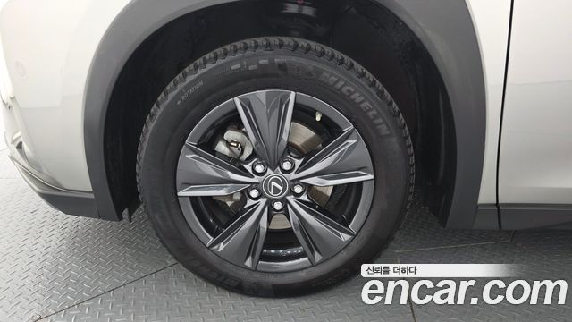 Lexus UX 2023 — photo 5