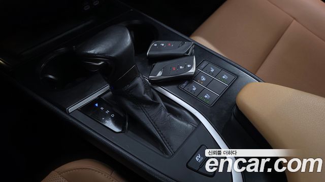 Lexus UX 2023 — photo 12
