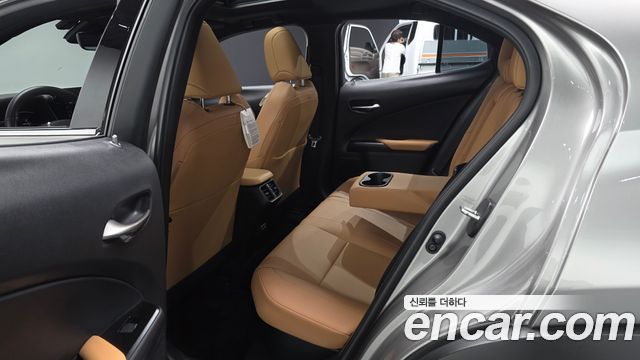 Lexus UX 2023 — photo 17