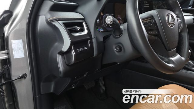 Lexus UX 2023 — photo 19