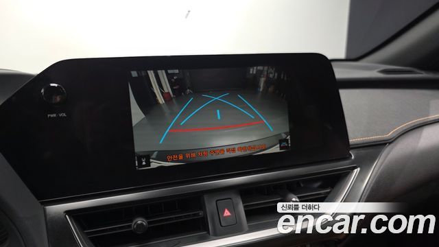 Lexus UX 2023 — photo 22