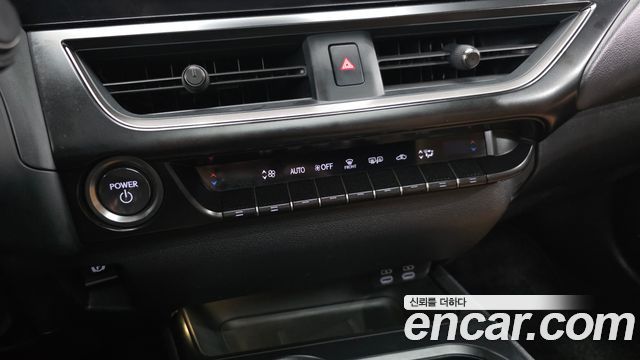 Lexus UX 2023 — photo 23