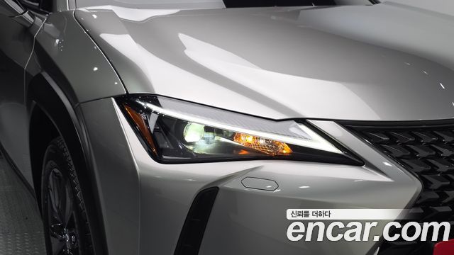 Lexus UX 2023 — photo 8