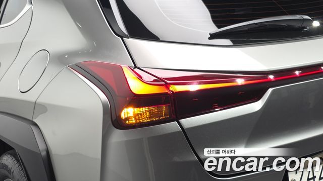 Lexus UX 2023 — photo 9