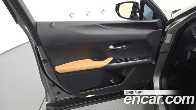 Lexus UX 2023 — photo 14