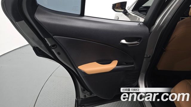 Lexus UX 2023 — photo 15