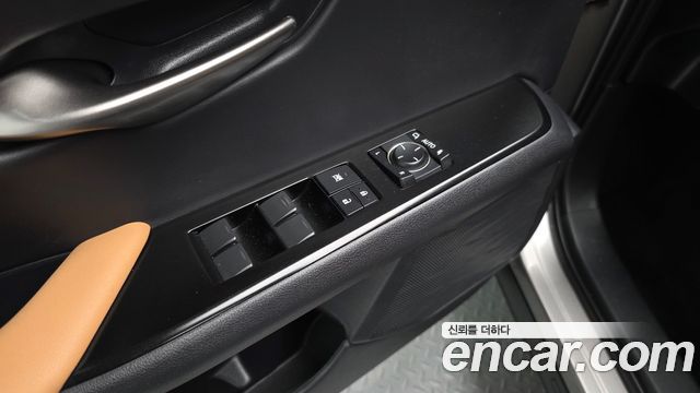 Lexus UX 2023 — photo 28