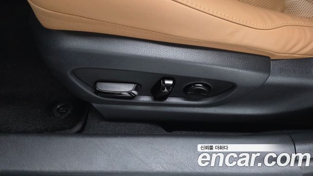 Lexus UX 2023 — photo 30