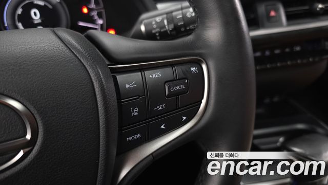 Lexus UX 2023 — photo 32