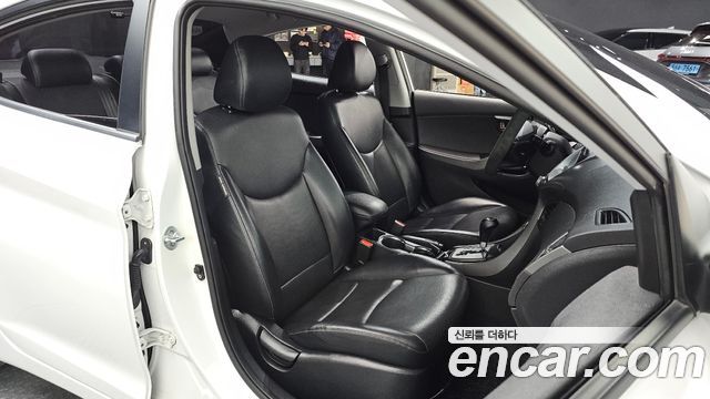 Hyundai AVANTE 2013 — photo 13