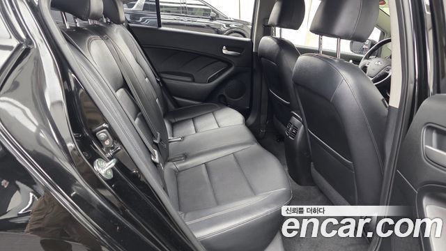 Kia K3 2015 — photo 17