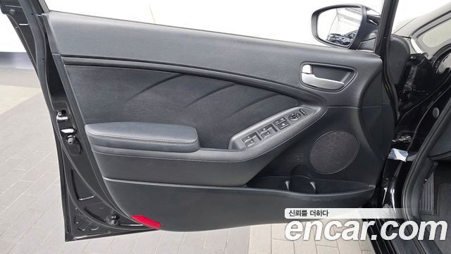 Kia K3 2015 — photo 14