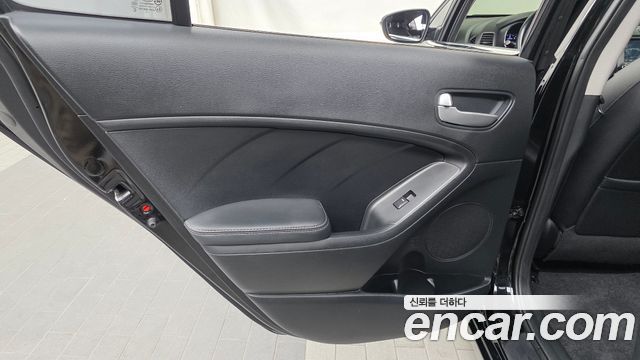 Kia K3 2015 — photo 15