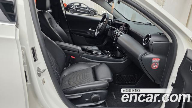 Mercedes-Benz A-Class 2019 — photo 11