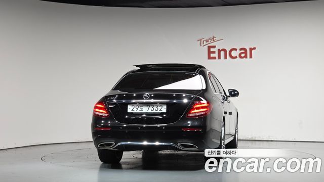 Mercedes-Benz E-Class 2017 — photo 4