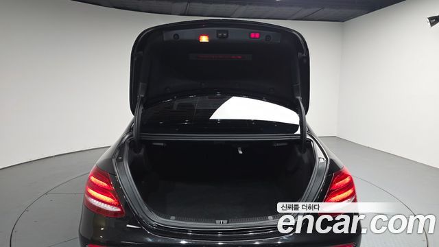Mercedes-Benz E-Class 2017 — photo 26