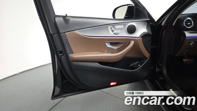 Mercedes-Benz E-Class 2017 — photo 14