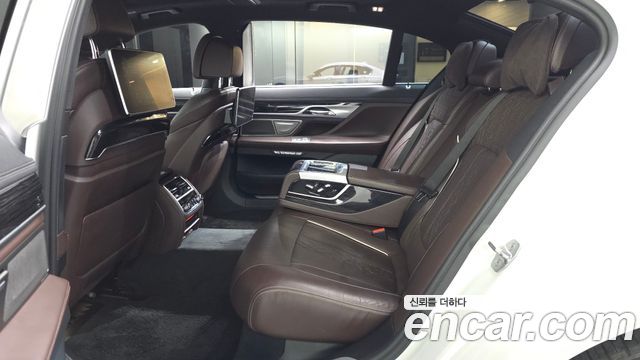 BMW 7-Series 2017 — photo 11