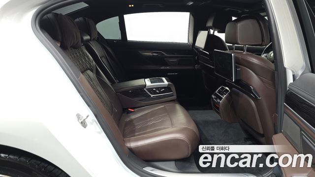 BMW 7-Series 2017 — photo 12